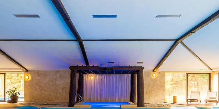 Wellness Zlatý Hýľ: sauny, plavecký & rekreačný bazén aj jacuzzi s výhľadom na les