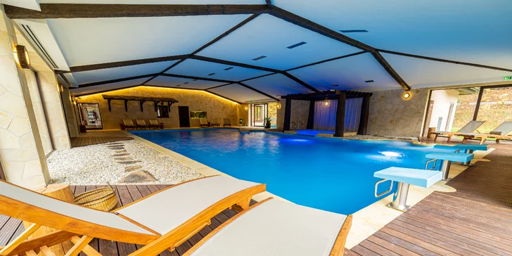 Wellness Zlatý Hýľ: sauny, plavecký & rekreačný bazén aj jacuzzi s výhľadom na les