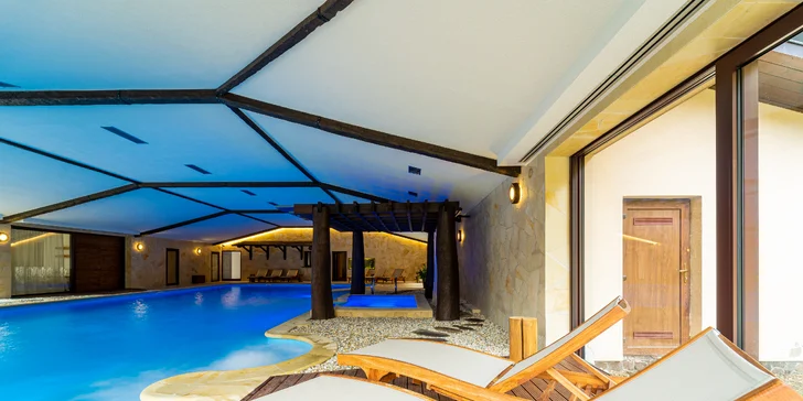 Wellness Zlatý Hýľ: sauny, plavecký & rekreačný bazén aj jacuzzi s výhľadom na les