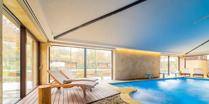 Wellness Zlatý Hýľ: sauny, plavecký & rekreačný bazén aj jacuzzi s výhľadom na les