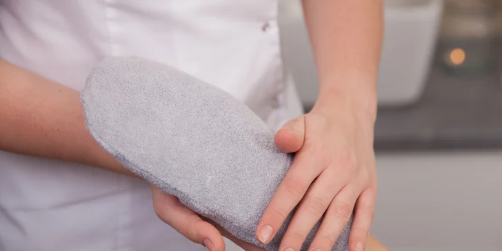 Japonská či wellness manikúra alebo zdravotná pedikúra s masážou nôh