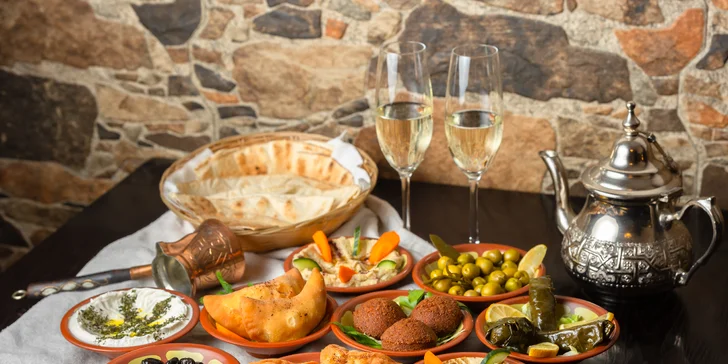 Hummus, Moutabal, Falafel a ďalšie arabské pochúťky pre dve osoby