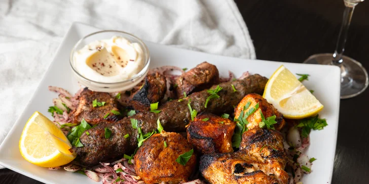 Grilované mäso pre 2 osoby v arabskej reštaurácii