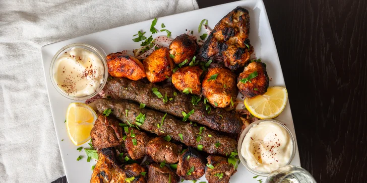 Grilované mäso pre 2 osoby v arabskej reštaurácii