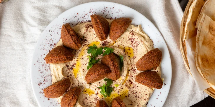 Hummus s teľacím či kuracím mäsom alebo falafelom + pohár Prosecca