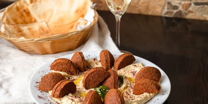 Hummus s teľacím či kuracím mäsom alebo falafelom + pohár Prosecca