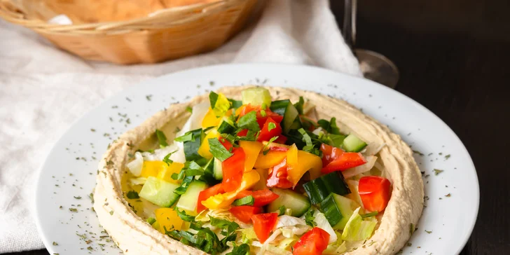 Hummus s teľacím či kuracím mäsom alebo falafelom + pohár Prosecca