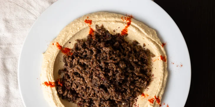Hummus s teľacím či kuracím mäsom alebo falafelom + pohár Prosecca