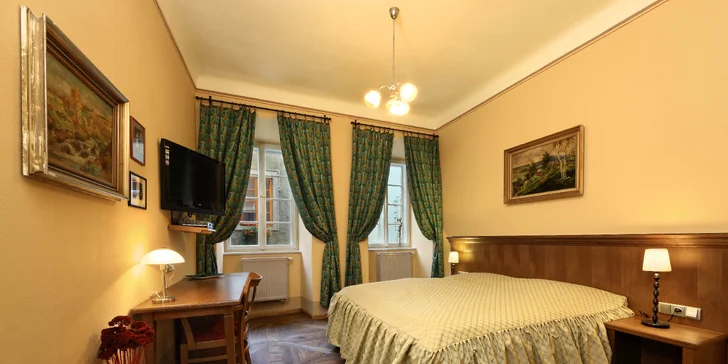Luxus s nádychom histórie: hotel v centre Českého Krumlova s raňajkami a fľašou vína