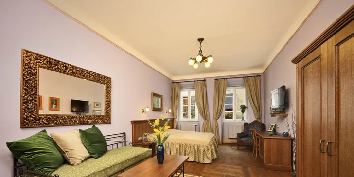 Luxus s nádychom histórie: hotel v centre Českého Krumlova s raňajkami a fľašou vína