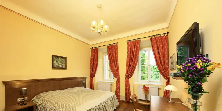 Luxus s nádychom histórie: hotel v centre Českého Krumlova s raňajkami a fľašou vína