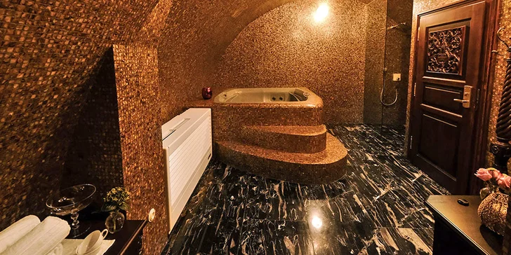 Luxus s nádychom histórie: hotel v centre Českého Krumlova s raňajkami a fľašou vína
