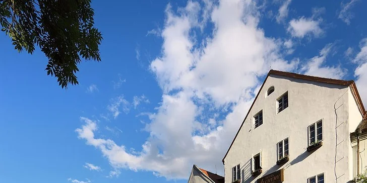 Luxus s nádychom histórie: hotel v centre Českého Krumlova s raňajkami a fľašou vína