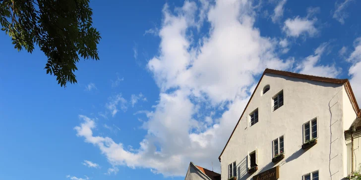 Luxus s nádychom histórie: hotel v centre Českého Krumlova s raňajkami a fľašou vína