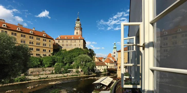 Luxus s nádychom histórie: hotel v centre Českého Krumlova s raňajkami a fľašou vína