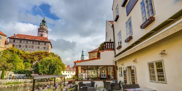 Luxus s nádychom histórie: hotel v centre Českého Krumlova s raňajkami a fľašou vína
