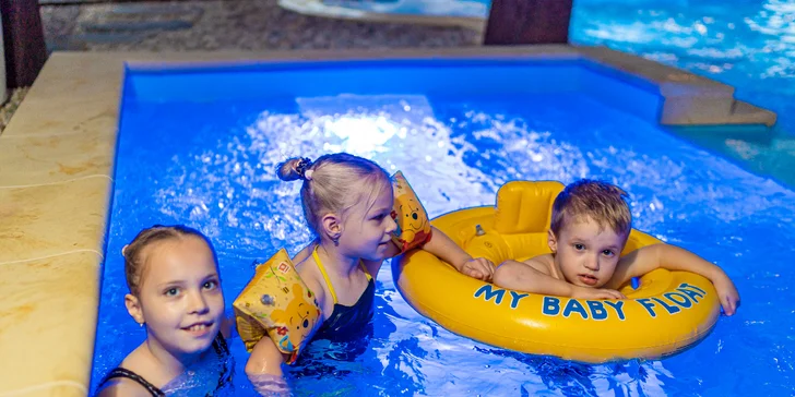 Wellness Zlatý Hýľ: sauny, plavecký & rekreačný bazén aj jacuzzi s výhľadom na les