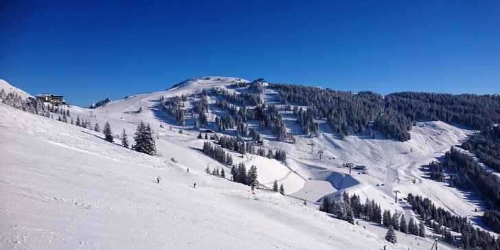 Na lyže do Saalbachu: hotel 250 m od skiareálu Leogang, polpenzia a wellness