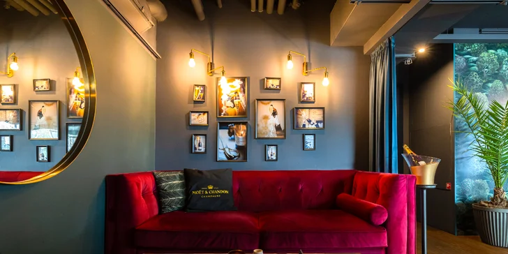Fľaša vína a Wine box - podnos plný pochúťok pre dvoch