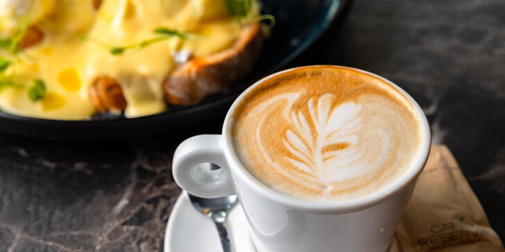 Sladké aj slané raňajky v Clique pri Eurovei s kávou a čerstvou šťavou