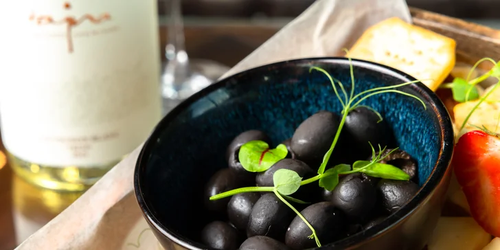 Fľaša vína a Wine box - podnos plný pochúťok pre dvoch