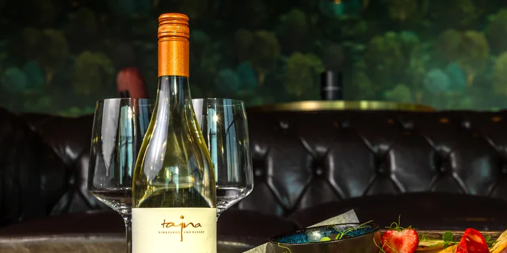 Fľaša vína a Wine box - podnos plný pochúťok pre dvoch