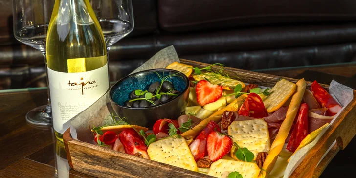 Fľaša vína a Wine box - podnos plný pochúťok pre dvoch