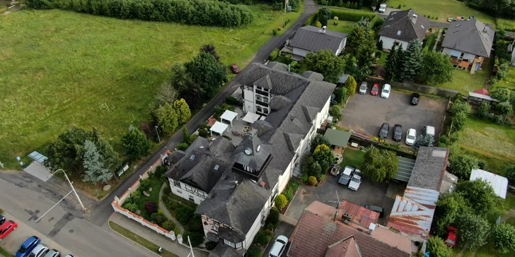 Oddych v pokojnej časti Mariánskych lázní: hotel s jedlom a s wellness procedúrami
