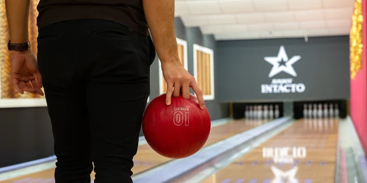 Hodina bowlingu pre partiu až ôsmich hráčov v Bory Mall