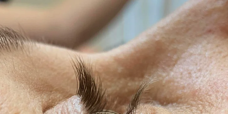 Lash Lifting, laminácia obočia alebo farbenie obočia hennou v salóne Beauty