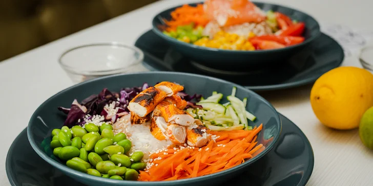 Lahodné poké s lososom, avokádom alebo krabími tyčinkami v Blue Bistro