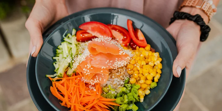 Lahodné poké s lososom, avokádom alebo krabími tyčinkami v Blue Bistro
