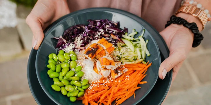 Lahodné poké s lososom, avokádom alebo krabími tyčinkami v Blue Bistro