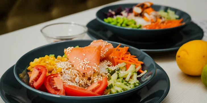 Lahodné poké s lososom, avokádom alebo krabími tyčinkami v Blue Bistro