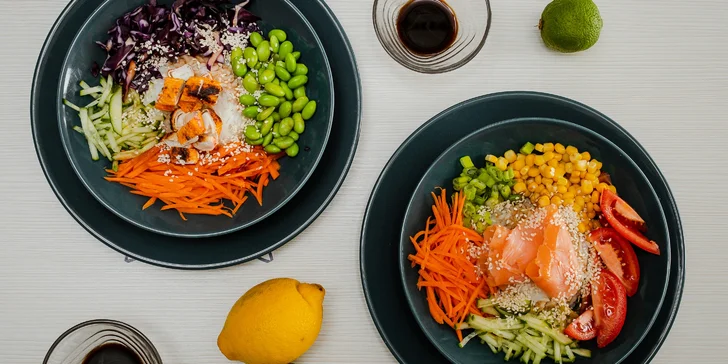 Lahodné poké s lososom, avokádom alebo krabími tyčinkami v Blue Bistro