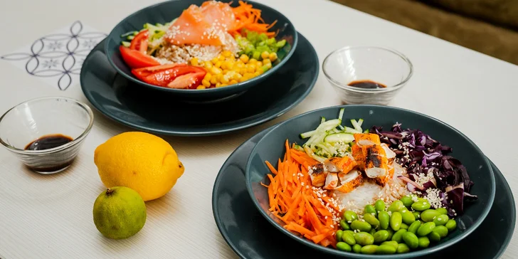 Lahodné poké s lososom, avokádom alebo krabími tyčinkami v Blue Bistro