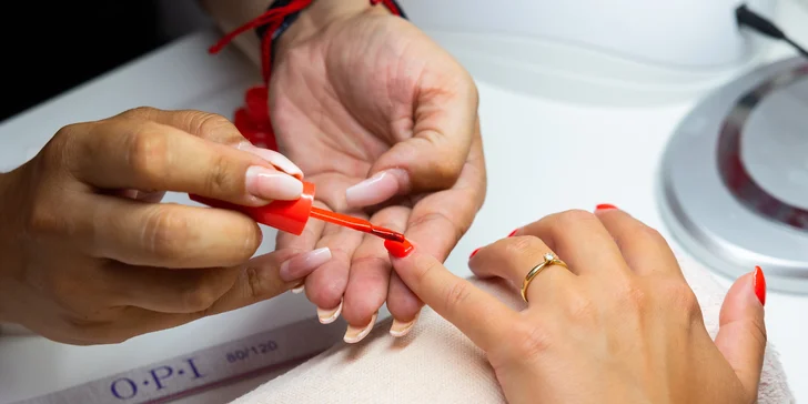 Gélové nechty, manikúra alebo pedikúra pre krásu vašich rúk a nôh v Angel beauty
