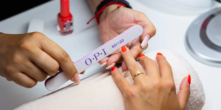 Gélové nechty, manikúra alebo pedikúra pre krásu vašich rúk a nôh v Angel beauty