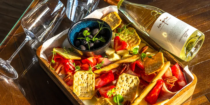 Fľaša vína a Wine box - podnos plný pochúťok pre dvoch