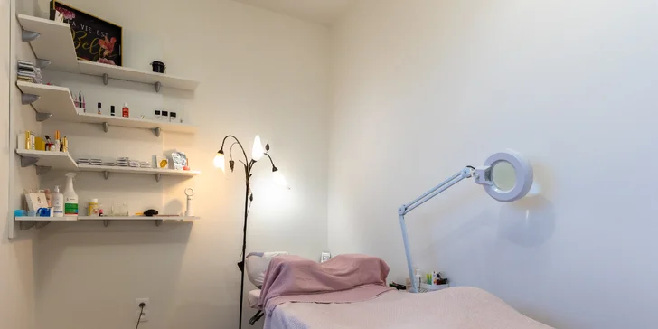 Kombinované balíčky starostlivosti o pleť aj telo: čistenie pleti, masáž chrbta aj wellness pedikúra s gél lakom
