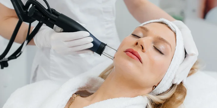 Hĺbkový frakčný peeling pleti plazmovým generátorom