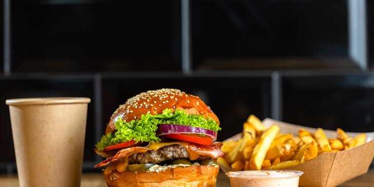 Fantastické Regal Burger Combo s hranolčekmi a nápojom – 3 druhy!