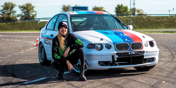Zažite adrenalínovú LEKCIU DRIFTU s Lady Hoonigan na vozidle podľa vlastného výberu na Slovakia Ringu či v Pezinku