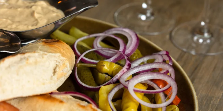 Mäsové dobroty v Kantine Hagarka: burger, rebrá, koleno alebo kačacie stehno
