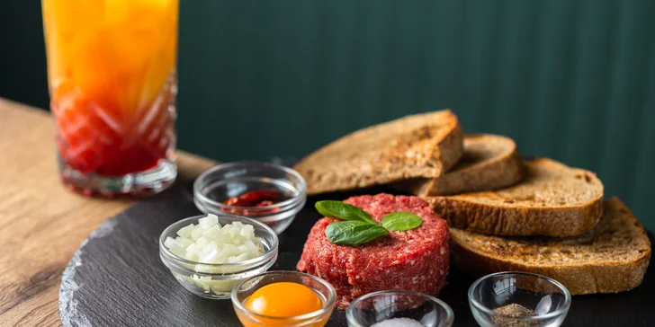 Hovädzí burger alebo tatarák s pivom či miešaným drinkom