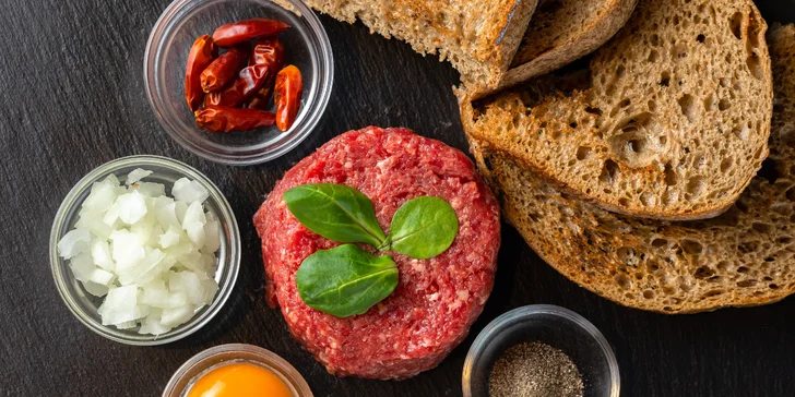 Hovädzí burger alebo tatarák s pivom či miešaným drinkom