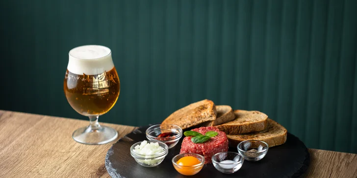 Hovädzí burger alebo tatarák s pivom či miešaným drinkom
