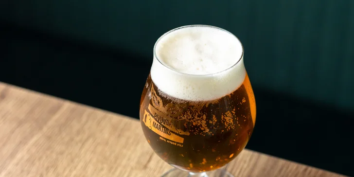 Hovädzí burger alebo tatarák s pivom či miešaným drinkom