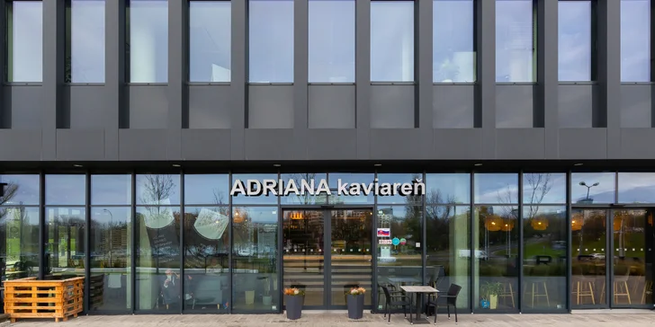 Hovädzí burger alebo tatarák s pivom či miešaným drinkom