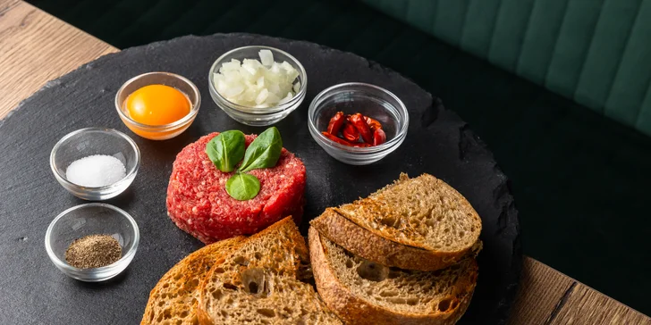 Hovädzí burger alebo tatarák s pivom či miešaným drinkom